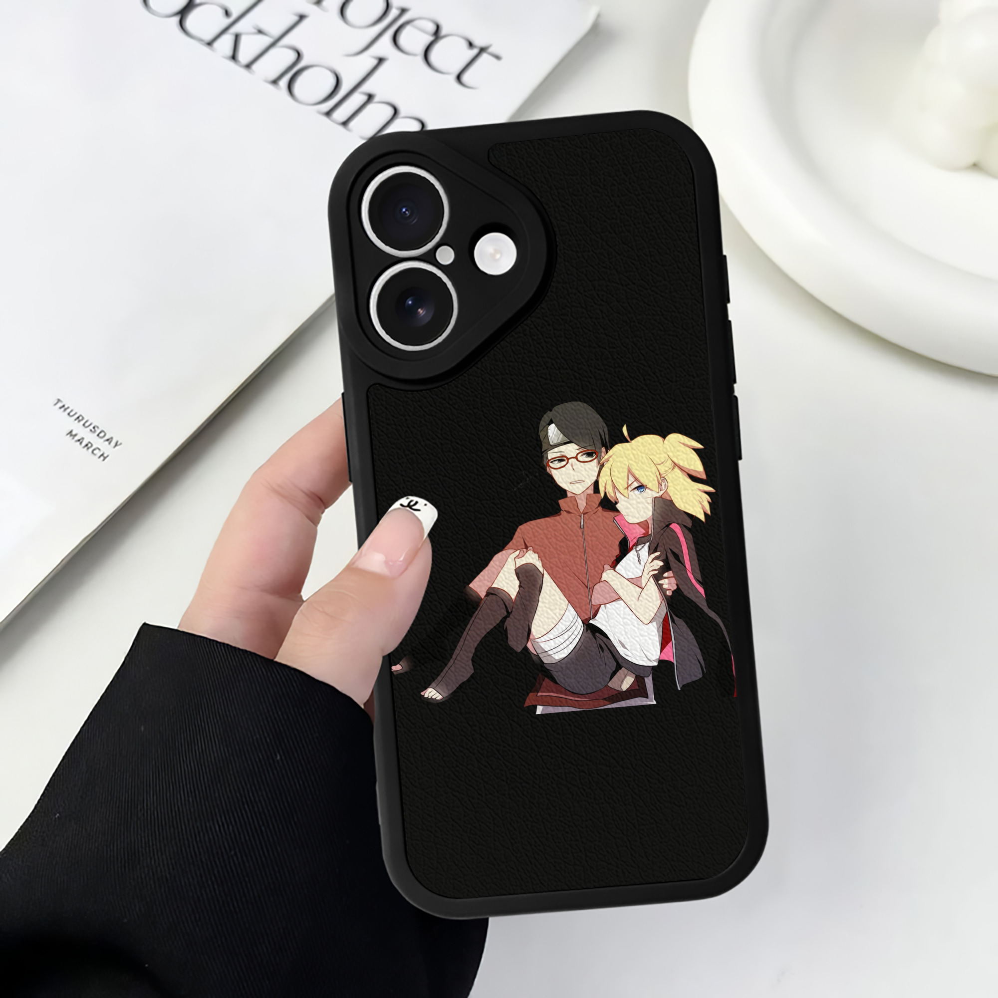 （画像用） NARUTO -ナルト- うちは サラダ Uchiha Sarada 【iPhone 16シリーズ対応】シリコンスマホケース（レザー調） 材質：シリコン